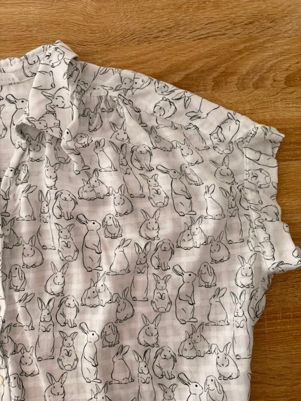 Jane + Delancey Bunny Print Rayon Blouse White Gray Button Front Size M - Picture 7 of 15
